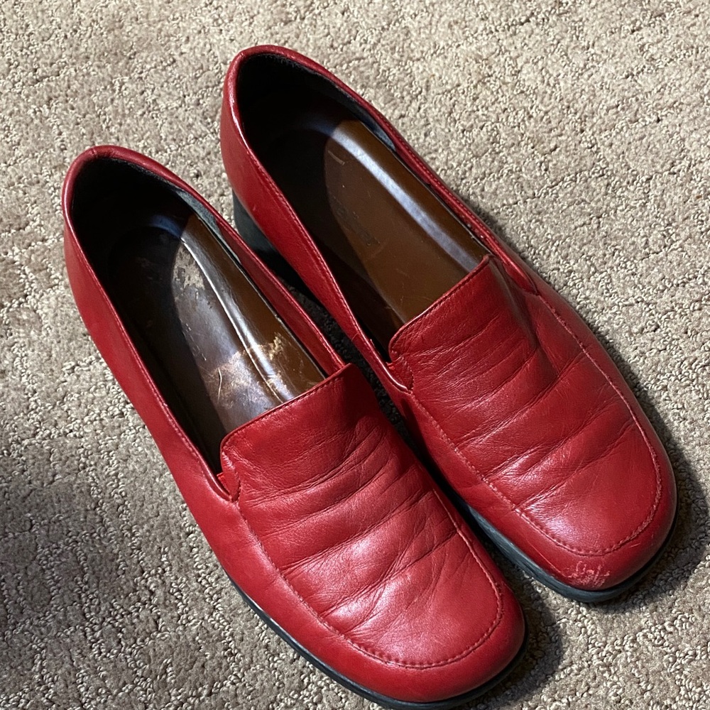 Naturalizer Red Leather Slouchy Slip-On Loafers 8M Timeless Classic